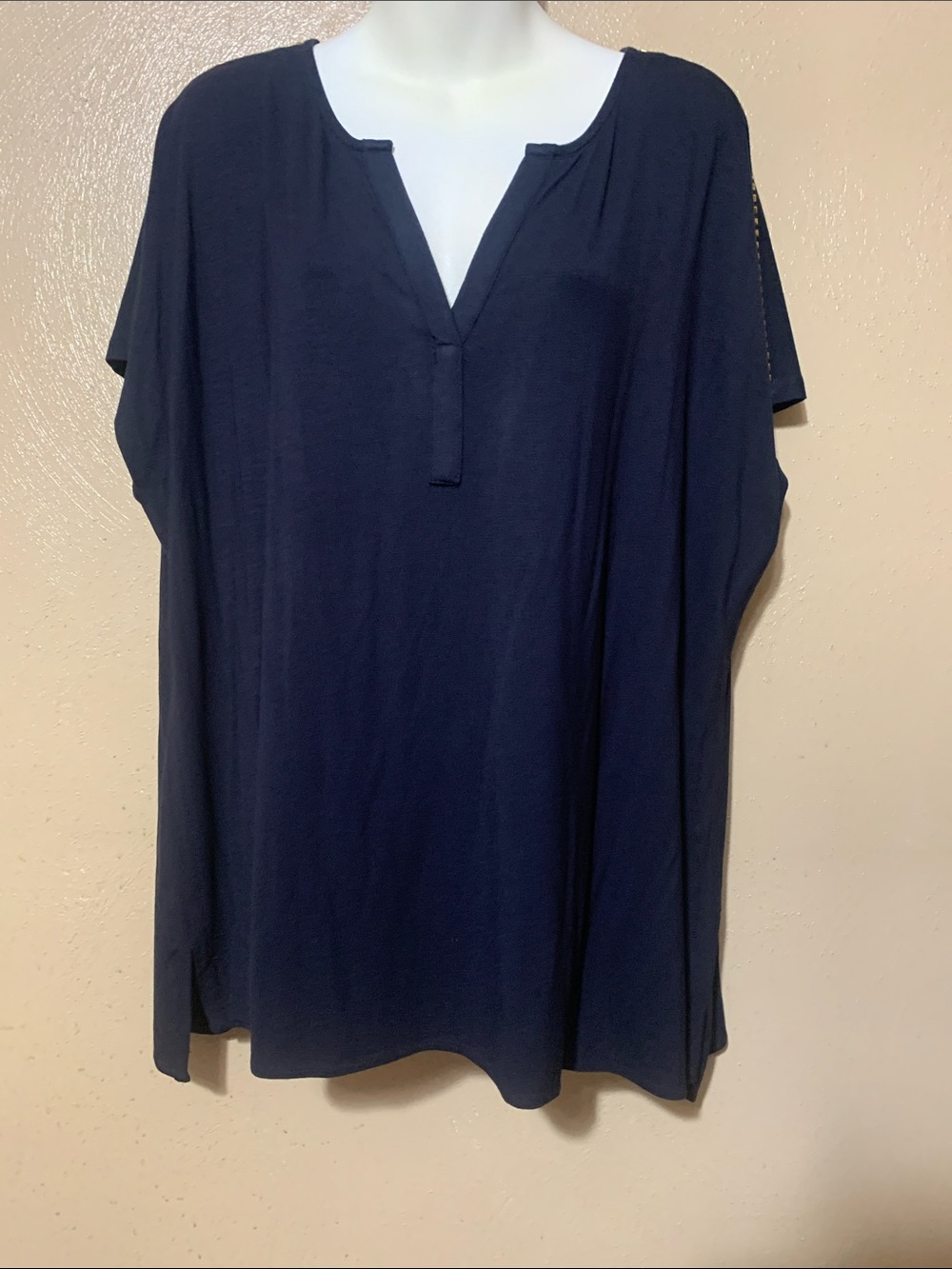 Carmen Marc Valvo Relaxed Navy V-Neck Short Sleeve Tunic Gold Accents NWT